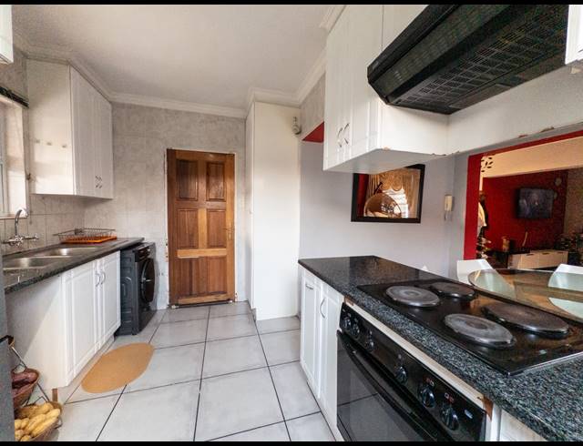 3 BEDROOM TOWNHOUSE FOR SALE IN SONNEVELD